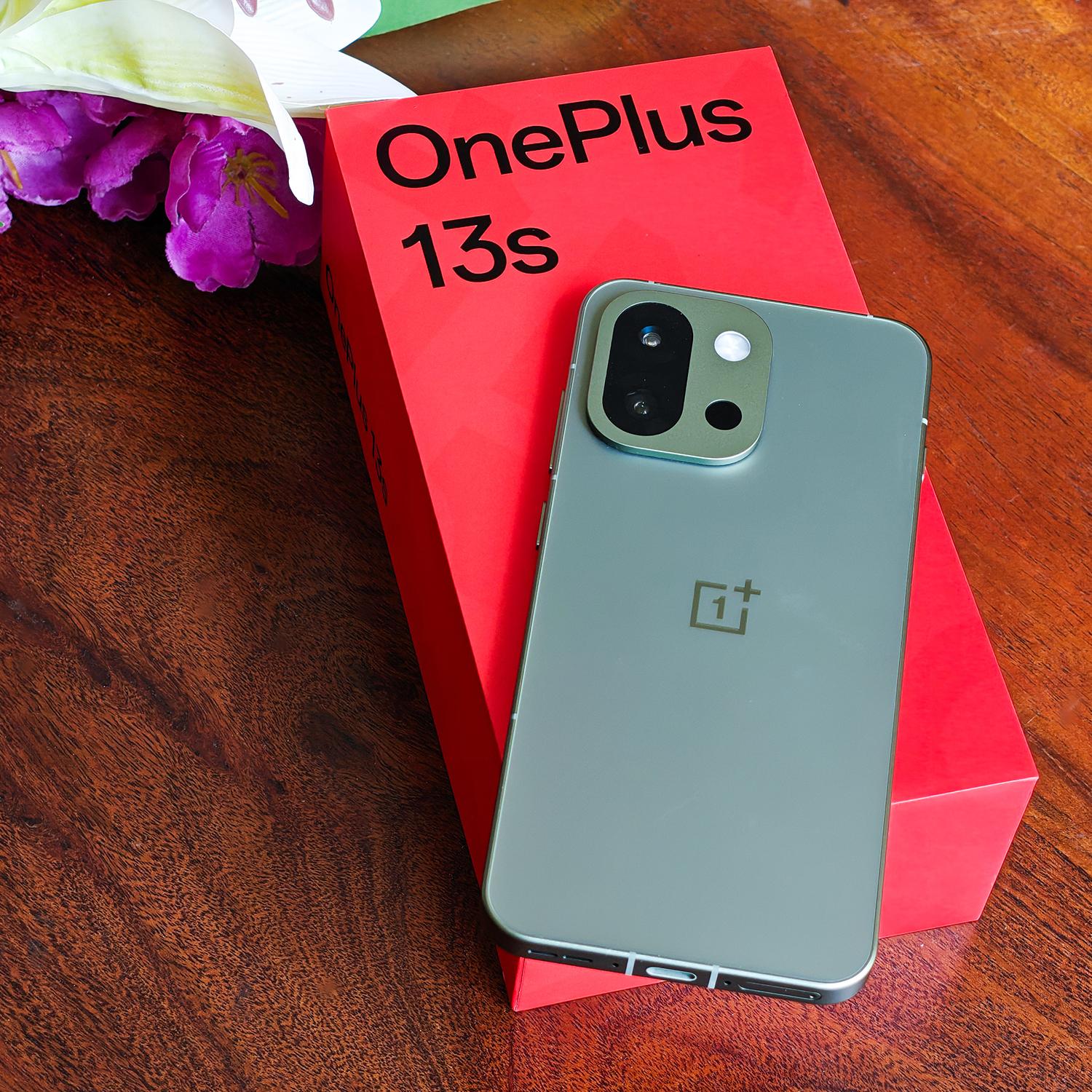 OnePlus 13S AMOLED display gaming performance view